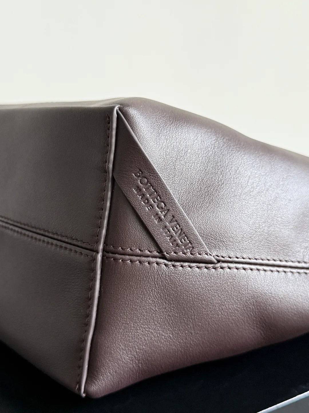 Batch 2220 Bottega Veneta small Sawyer leather model, but still light and soft, the straps can be knotted to adjust the length. Durable and large in capacity, it meets my extremely high standards for small carry-on bags. The texture of cowhide is really amazing, and it can be easily matched with both business and leisure. This bag is a Sawyer Bag that is interpreted with triangles and geometric circles👜. Its soft but indestructible appearance constitutes its fashionable beauty. You can freely adjust the length of the backpack😊No matter how complicated the world is, as long as there is a bag with you, everything will become better, and it is easy for boys and girls to control it! Style number: 815807 Size: 25*17*12cm